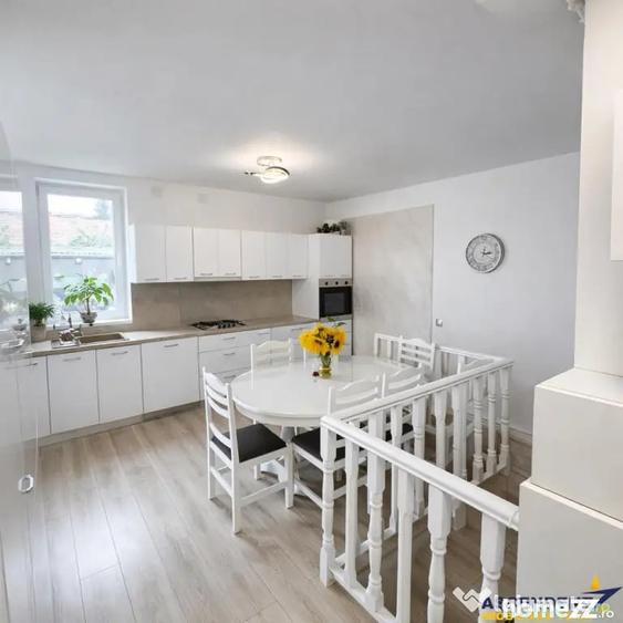 Casa in apreciabil potential,cu terase, curte,gradina echipa - 16