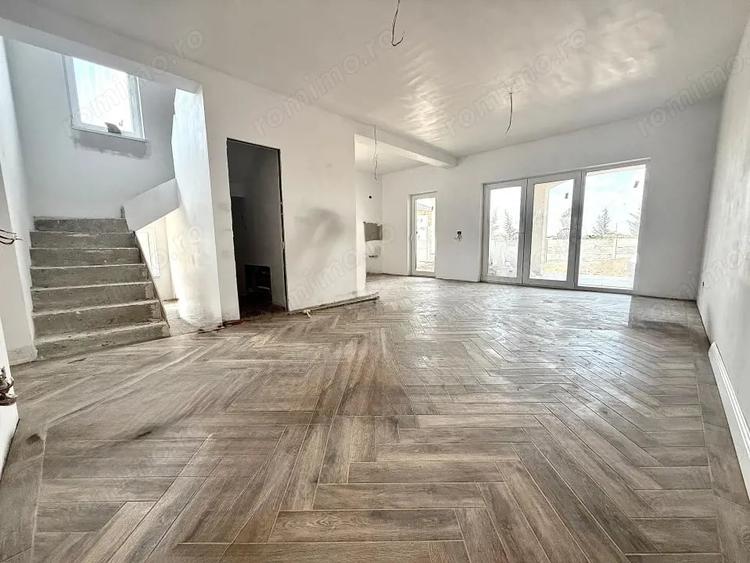 Casă cu 5 camere cu Teren 360 Mp în Urseni