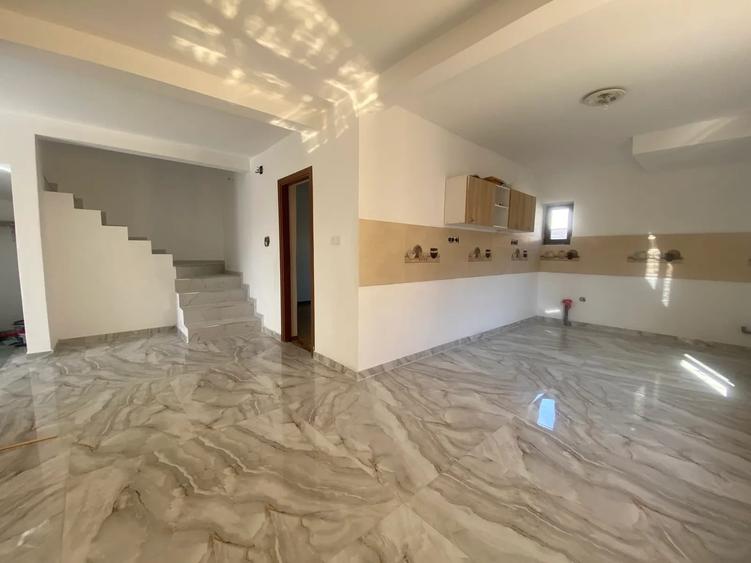 Casă cu 5 camere decomandat cu Teren 300 Mp în Valu lui Traian