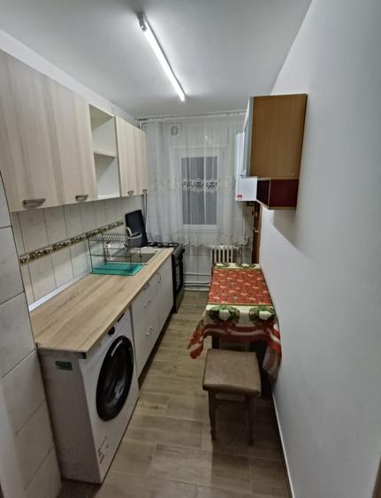 Apartament cu 3 camere semidecomandat în Florești