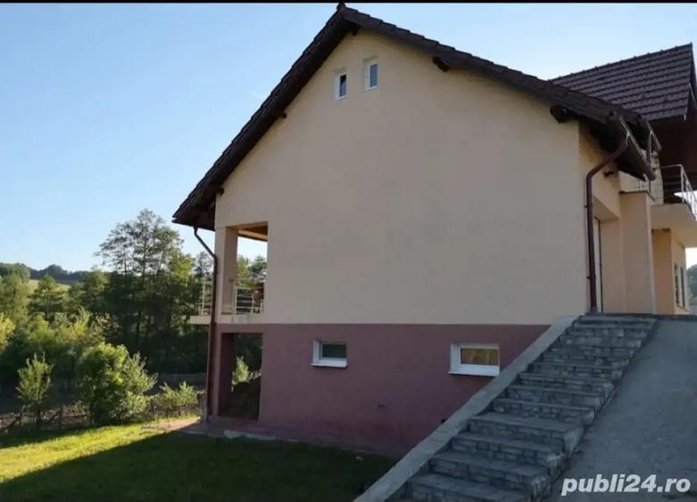 Casă cu 5 camere cu Teren 1600 Mp în Central