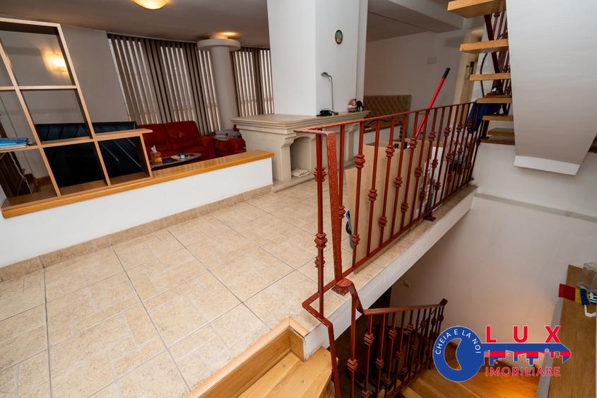 Casă cu 7 camere cu Teren 436 Mp în Central