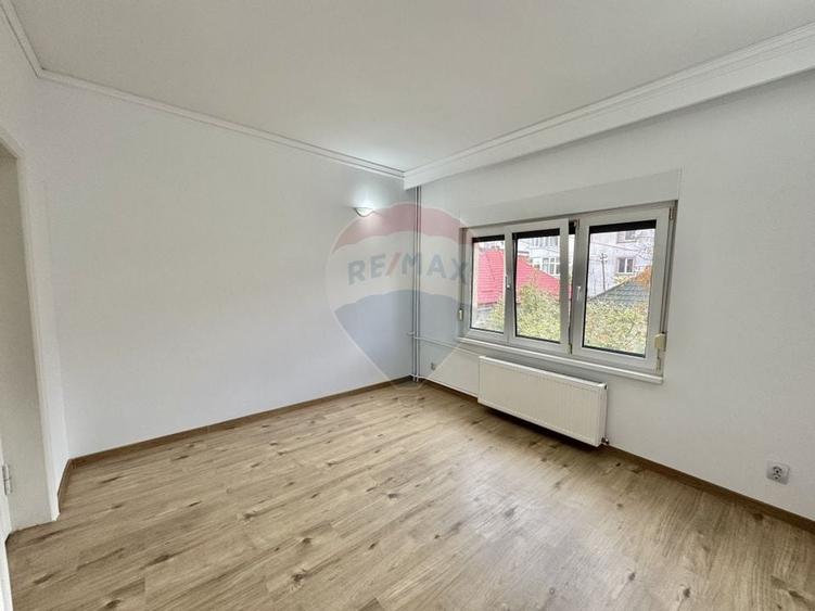 Casă individuală cu 7 camere cu Teren 100 Mp în Domenii