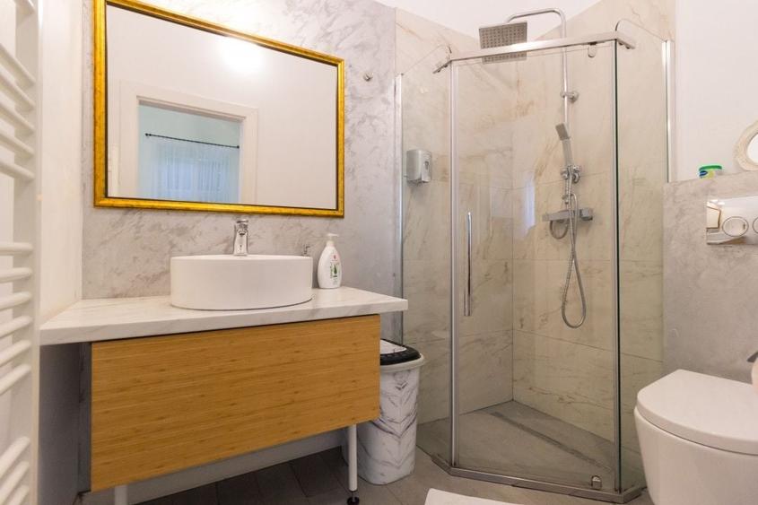 Apartament cu 2 camere semidecomandat, mobilat în Ultracentral