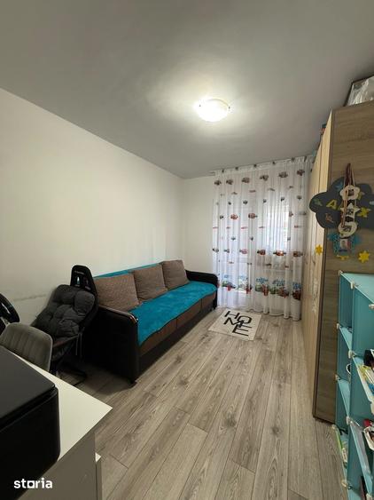 Apartament cu 3 camere decomandat în Craiovița Nouă