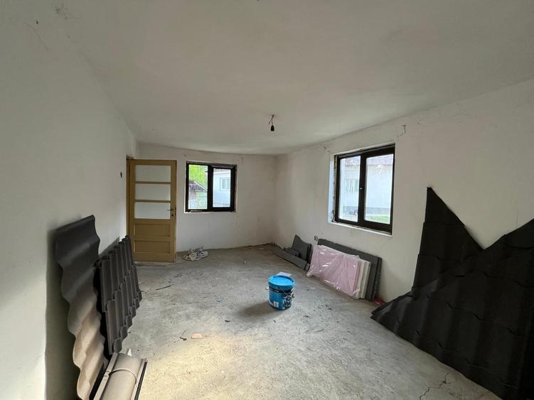 Casă cu 6 camere cu Teren 678 Mp în Central