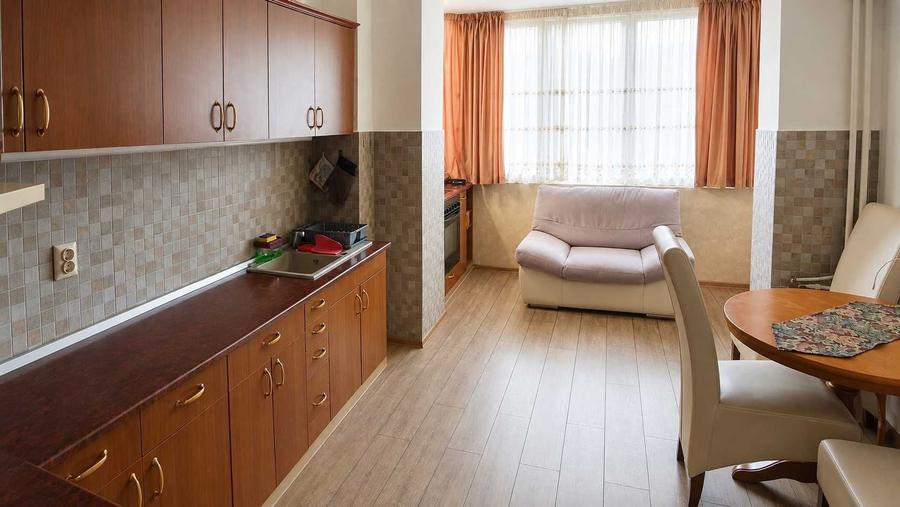 Apartament cu 3 camere decomandat în Exterior Vest