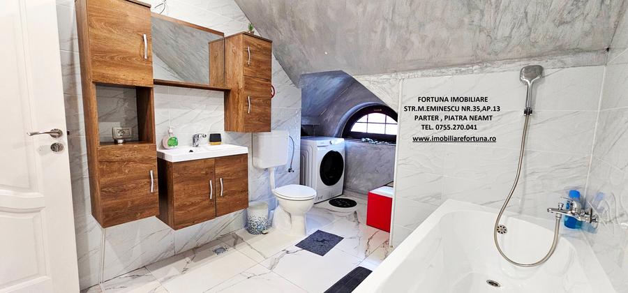 Casă cu 5 camere cu Teren 3600 Mp în Est