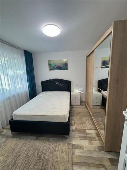 Apartament cu 3 camere semidecomandat, mobilat în Central
