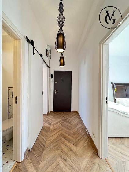 Apartament cu 5 camere semidecomandat, mobilat în P-ța Universității