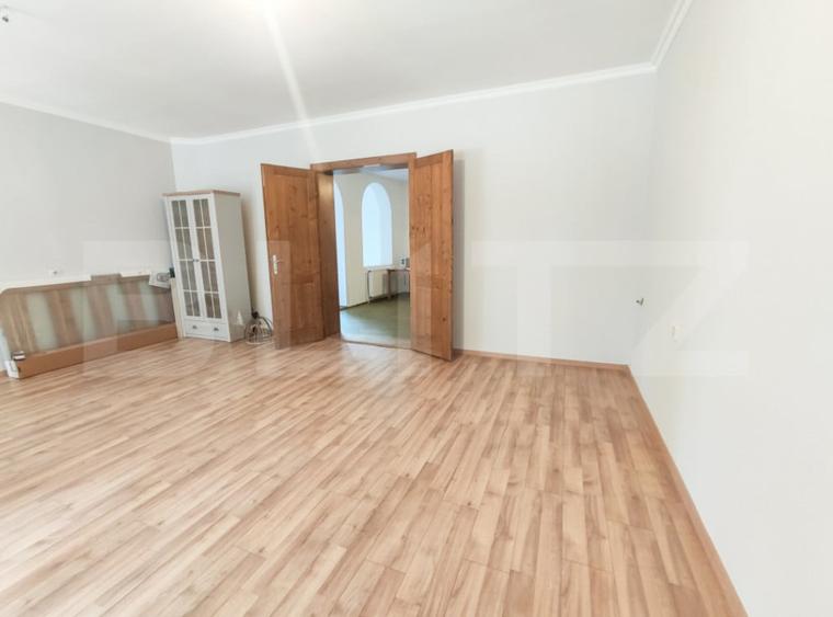 Casă cu 5 camere cu Teren 598 Mp în Central