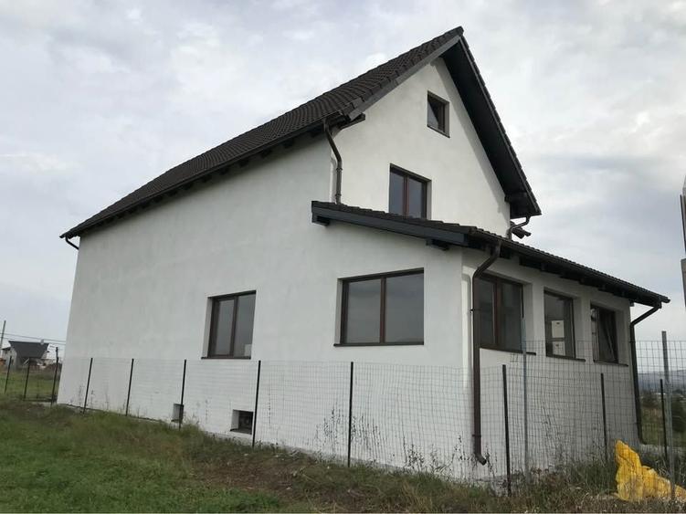 Casă individuală cu 4 camere cu Canalizare în Partoș