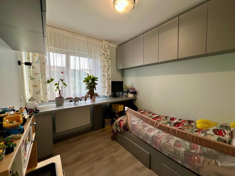 Apartament cu 3 camere semidecomandat, mobilat în Florești