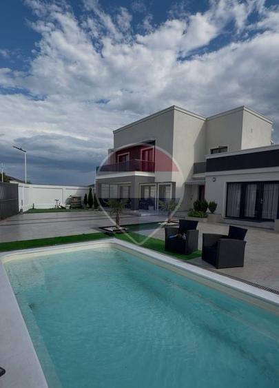 Casă individuală cu 4 camere cu Piscina în Central