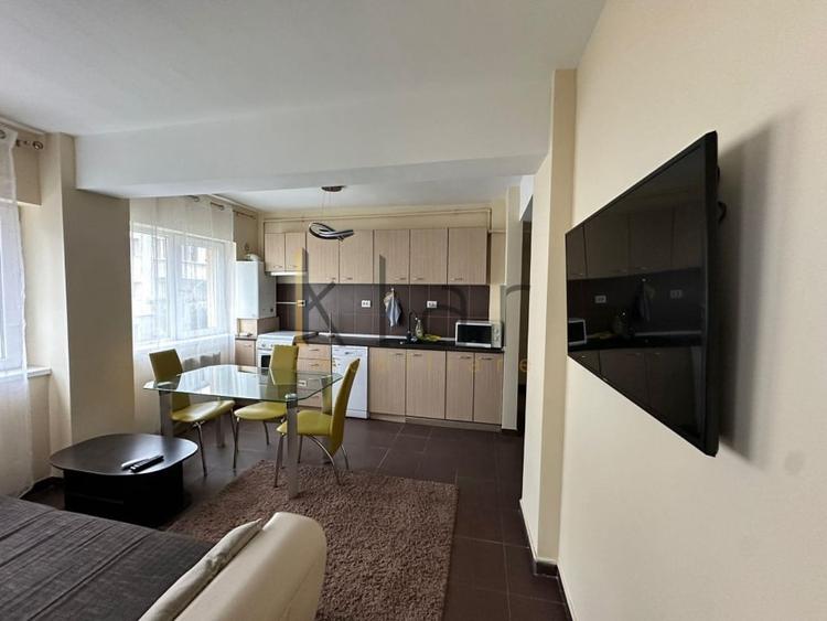Apartament cu 3 camere semidecomandat, mobilat în Central