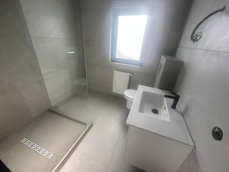 Duplex cu 4 camere cu Canalizare în Central