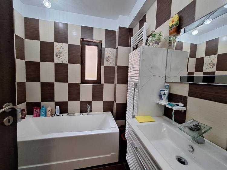Apartament cu 3 camere semidecomandat, mobilat în Florești
