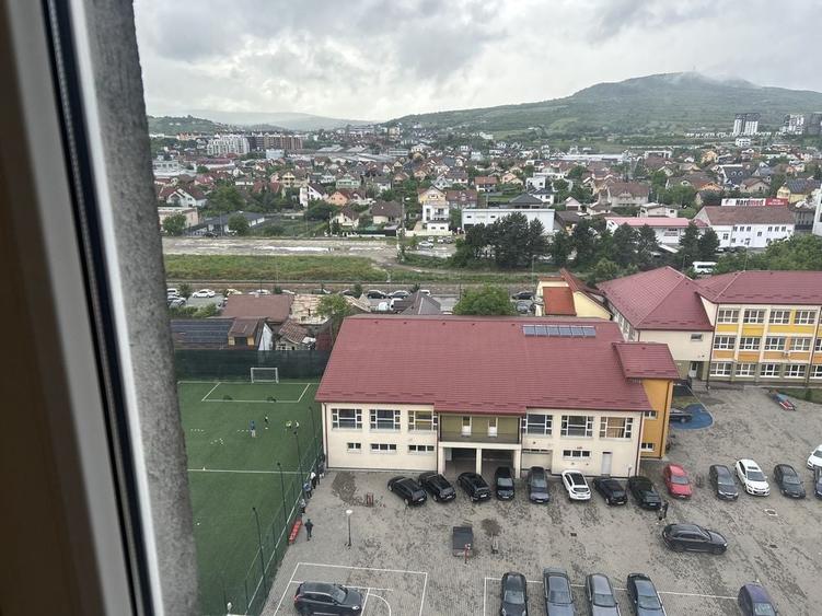 Apartament cu 4 camere semidecomandat în Exterior Vest