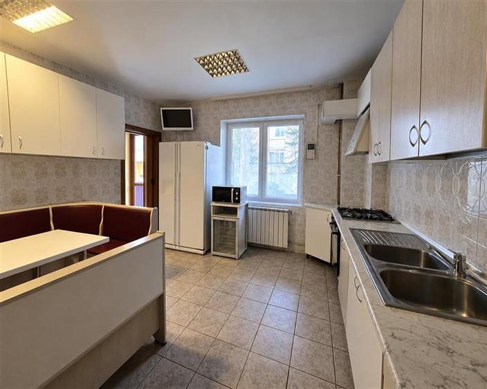 Casă cu 7 camere cu Canalizare în 1 Mai