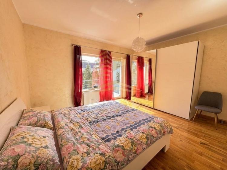 Casă individuală cu 7 camere cu Canalizare în Zorilor
