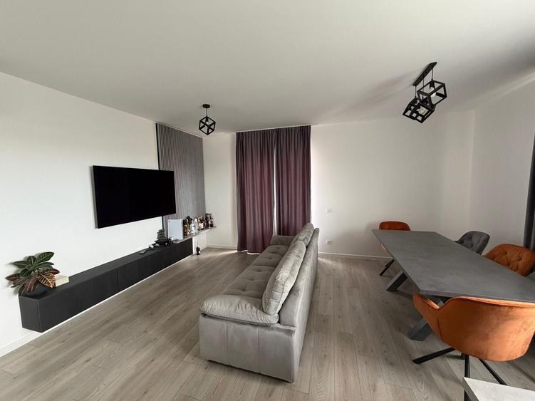 Apartament cu 3 camere decomandat în Sud