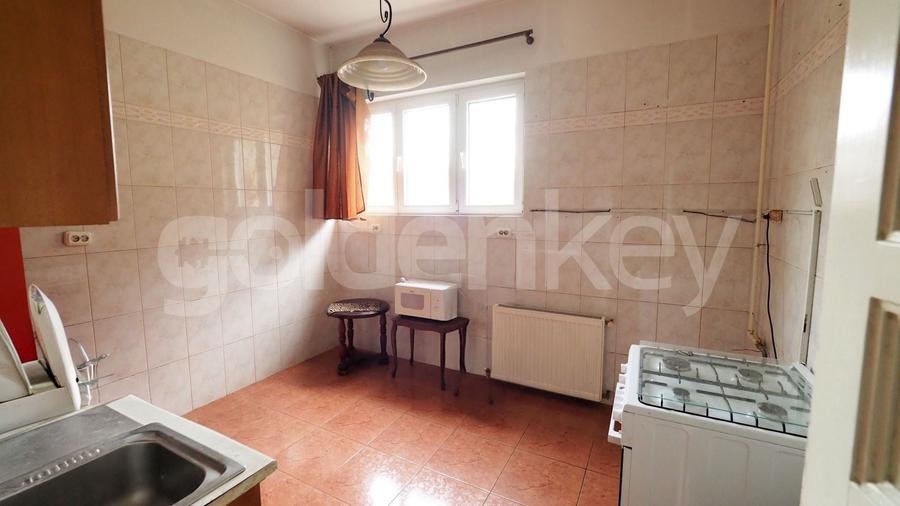 Casă individuală cu 10 camere cu Canalizare în Domenii