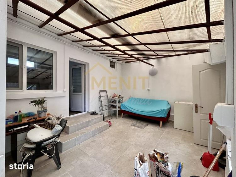 Casă cu 9 camere semidecomandat cu Teren 438 Mp în Central