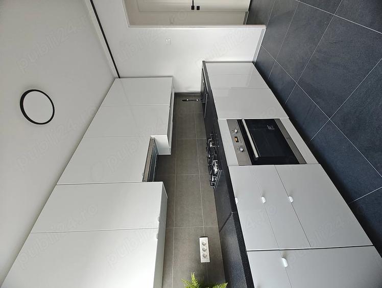 Apartament cu 4 camere semidecomandat în P-ța Victoriei