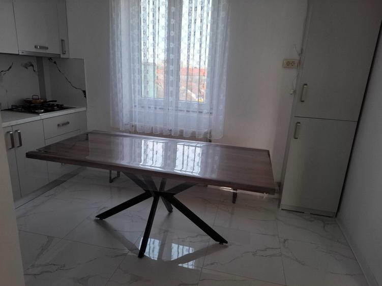 Apartament cu 3 camere semidecomandat în Cloșca