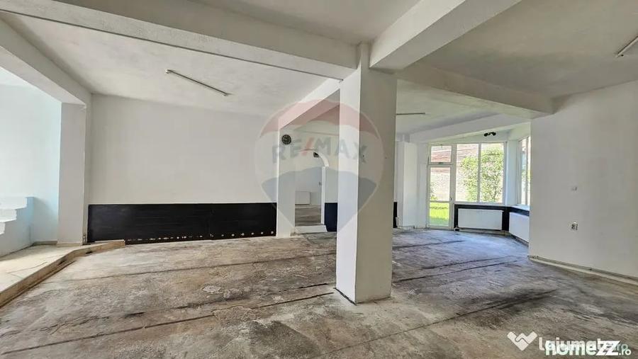 Casă cu 7 camere cu Teren 1151 Mp în Central