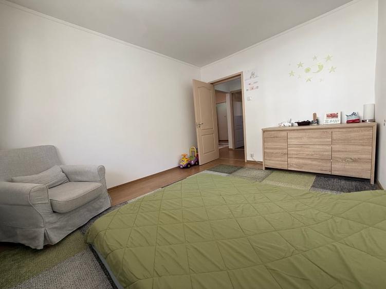 Apartament cu 4 camere decomandat, mobilat în Rogerius