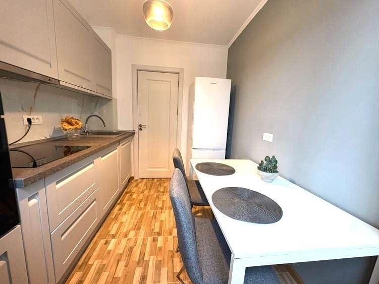 Apartament cu 3 camere decomandat în Titan