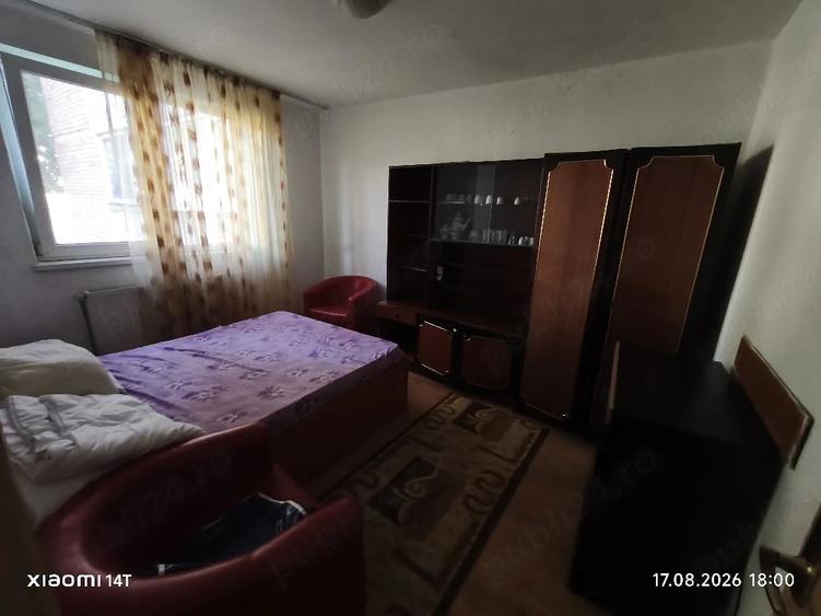 Apartament cu 3 camere decomandat în Petros