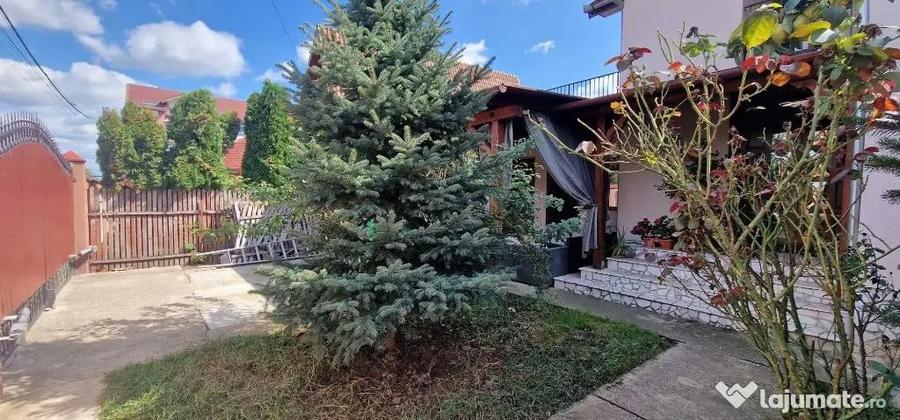 Casă cu 6 camere cu Teren 698 Mp în Sânmartin
