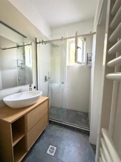 Apartament cu 3 camere semidecomandat în Unirii