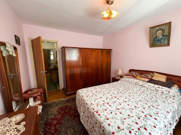 Apartament cu 4 camere semidecomandat în Drumul Taberei