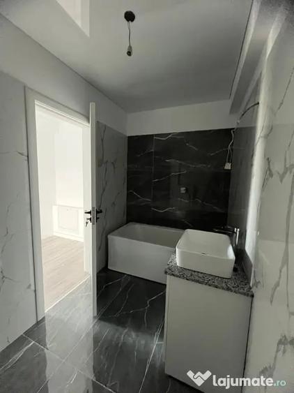 Apartament cu 7 camere decomandat în Nicolina