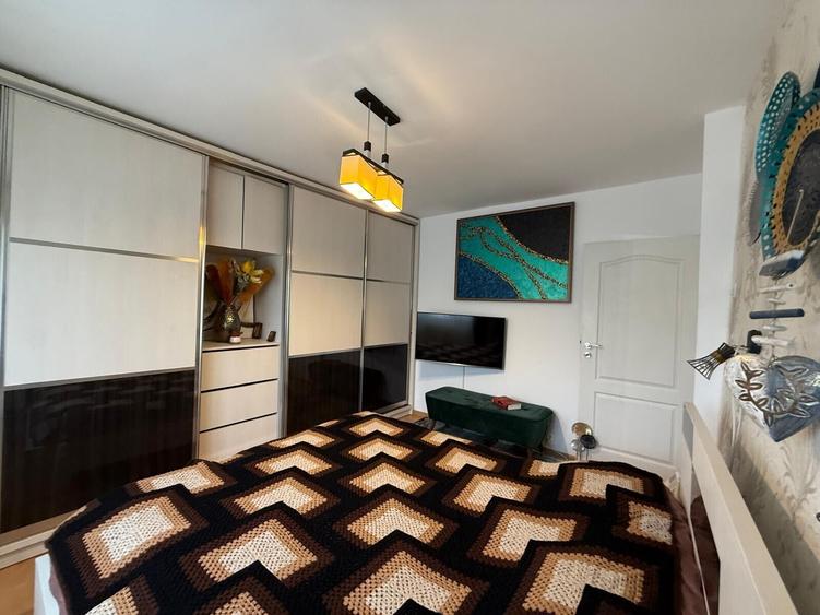 Apartament cu 4 camere semidecomandat, mobilat în Mihai Bravu