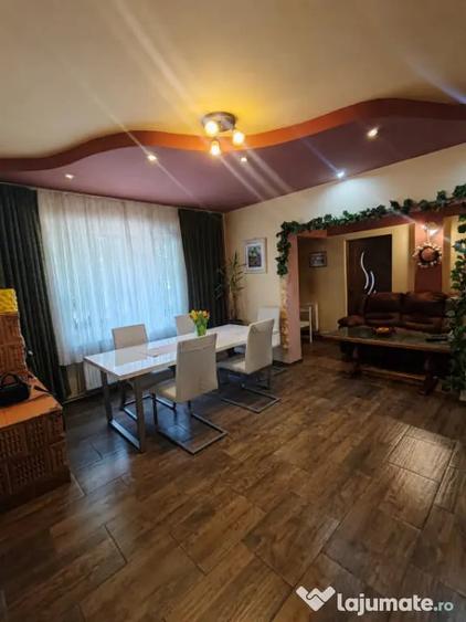 Casă cu 5 camere cu Teren 683 Mp în Central