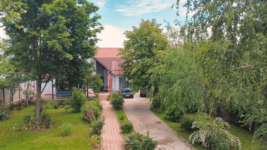 Casă individuală cu 6 camere cu Canalizare în Central