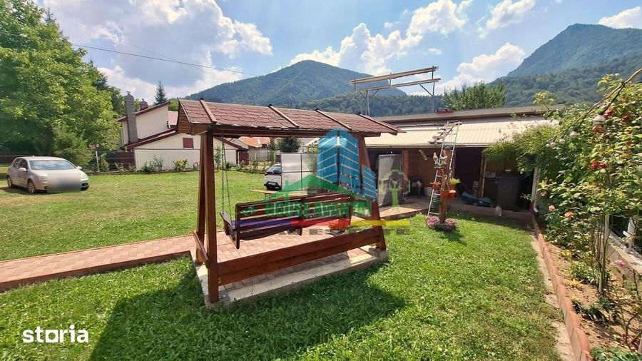 Casă cu 10 camere cu Teren 677 Mp în Tulnici