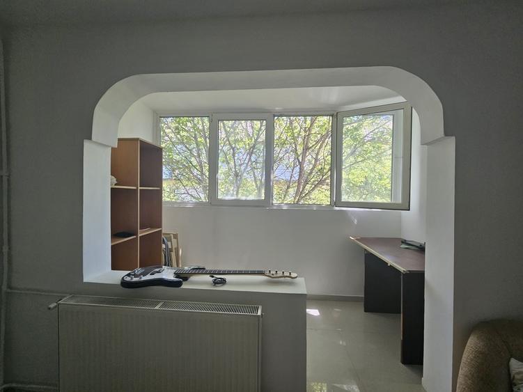 Apartament cu 4 camere decomandat în Berceni