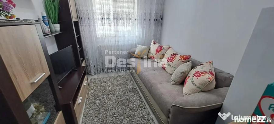 Apartament cu 3 camere semidecomandat în Tătărași