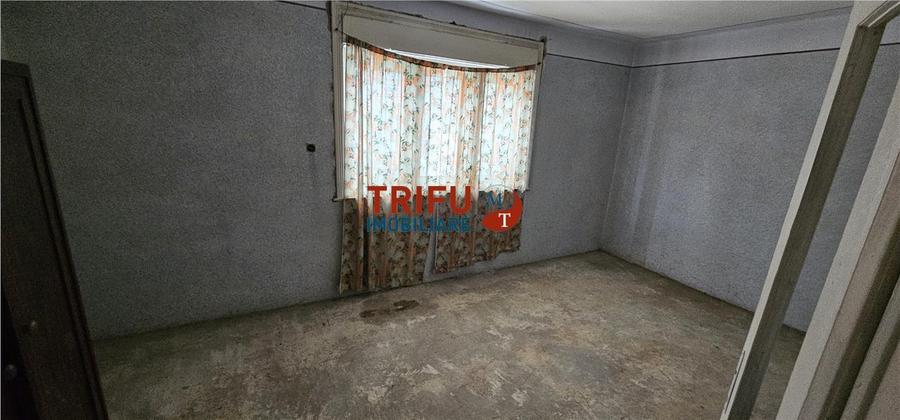 Casă individuală cu 8 camere cu Garaj în Ampoița
