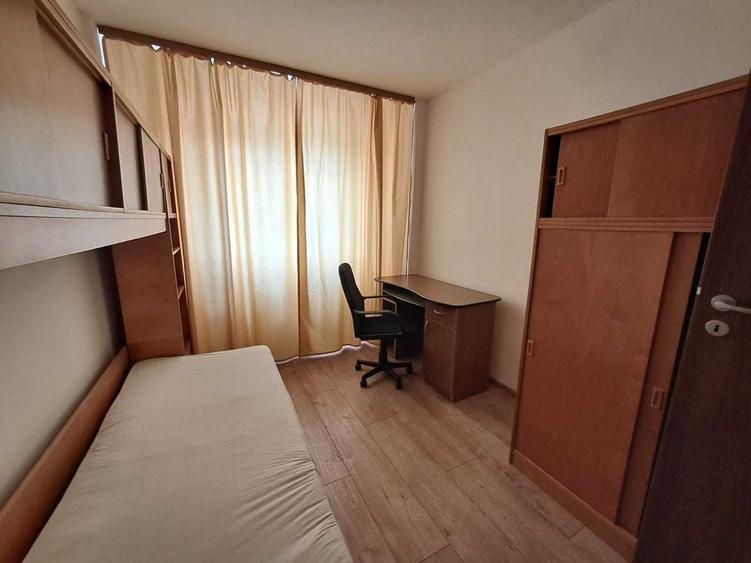 Apartament cu 3 camere semidecomandat în Berceni