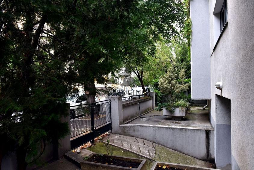 Casă individuală cu 12 camere cu Canalizare în Capitale