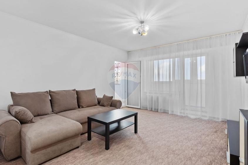 Apartament cu 3 camere decomandat, mobilat în Polivalentă