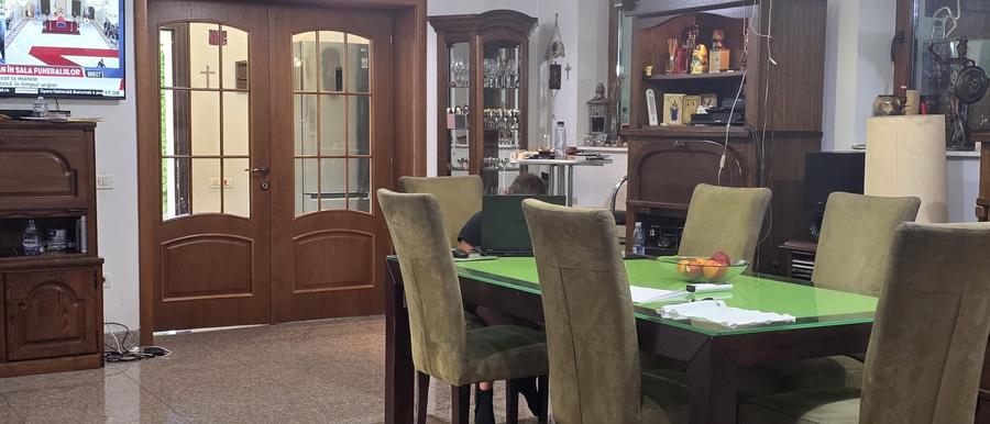 Casă individuală cu 8 camere cu Canalizare în Ciolpani