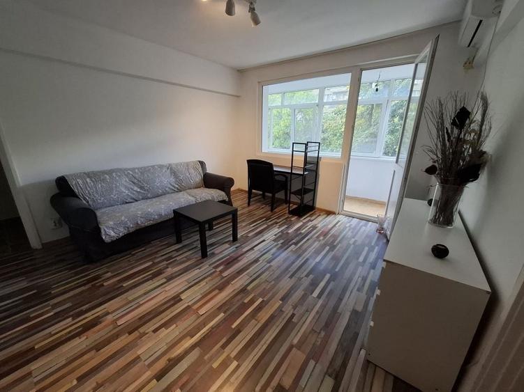 Apartament cu 3 camere semidecomandat în Câmpia Libertății