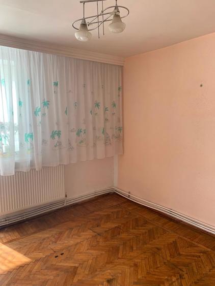 Apartament cu 3 camere decomandat în Mărăței